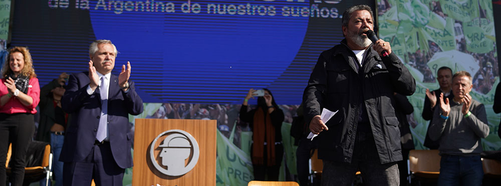 Gerardo Martínez junto al Presidente de la Nación, Alberto Fernández, en el Campo de Deportes de UOCRA