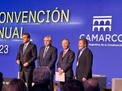 Gerardo Martínez junto a Alberto Fernández, Sergio Massa y Gustavo Weiss en el cierre de la Convención Anual de CAMARCO. 